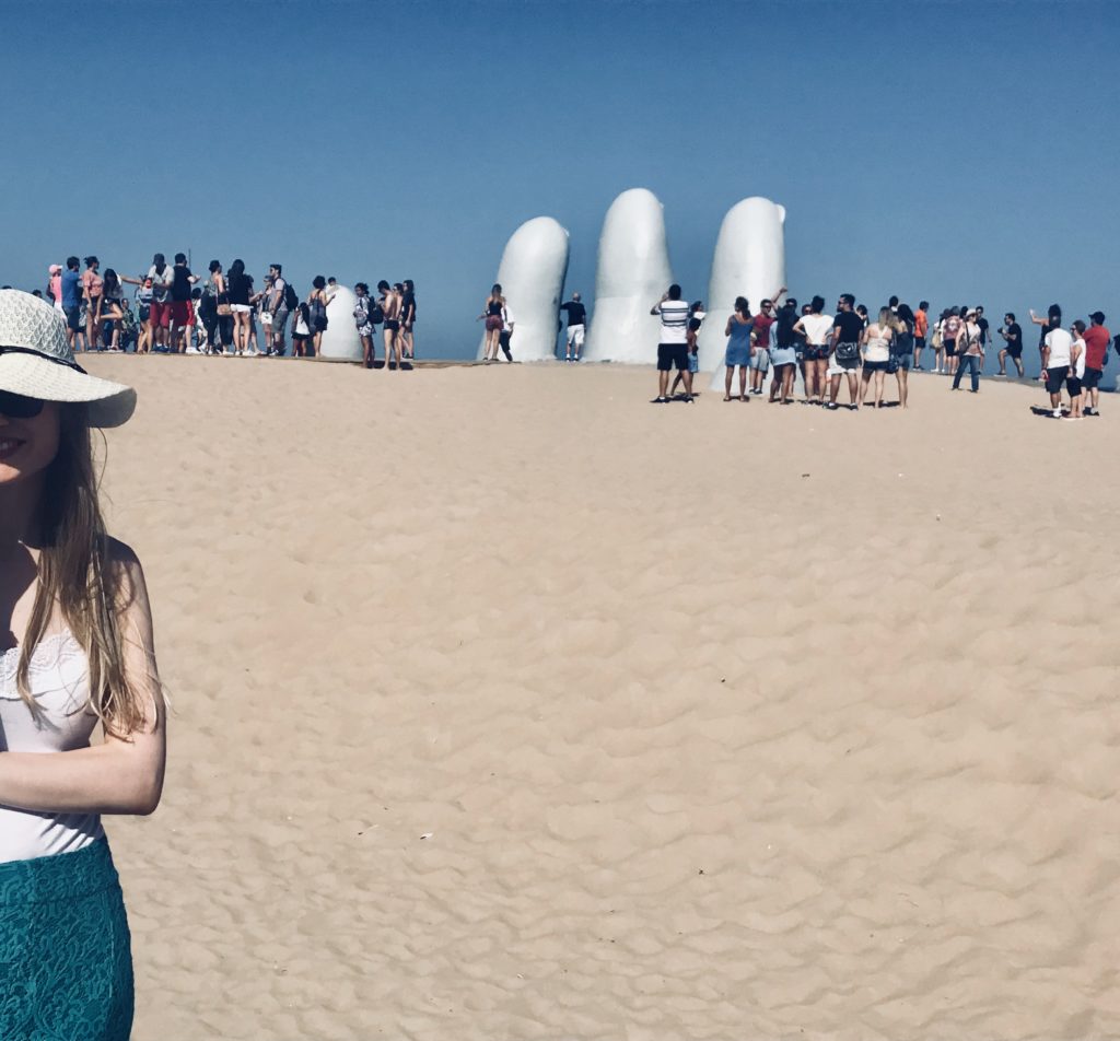 La Mano Praia Brava Punta del Este Sara Müller Cruzeiro Organizado